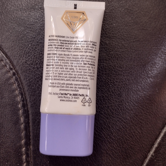 C'EST ΜΟΙ it's meTINTEDMoisturizing - Picture 3 of 7